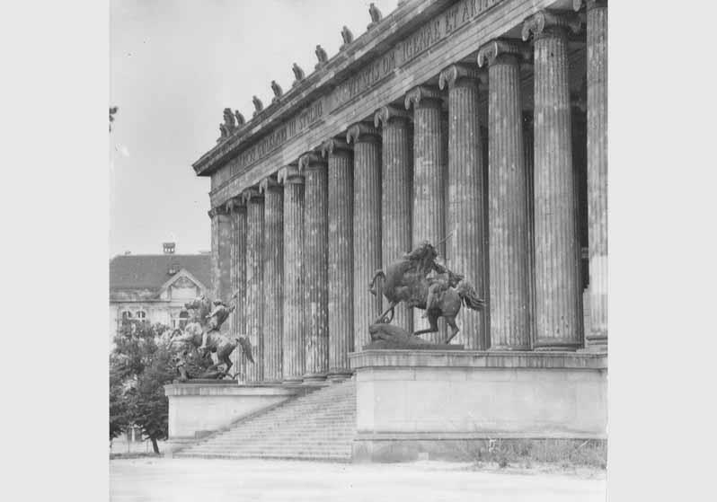 Blick auf die Amazonengruppe von August Kiss und der Löwenkämpfergruppe von Albert Wolff vor dem Hintergrund des Alten Museums