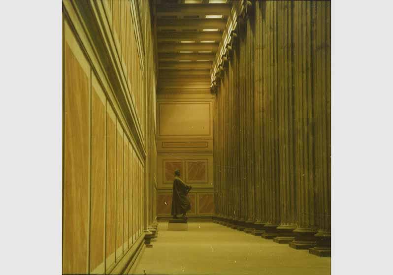 Beleuchtete Vorhalle des Alten Museums mit Blick auf die Skulptur "Karl Friedrich Schinkel" von Johann Friedrich Drake