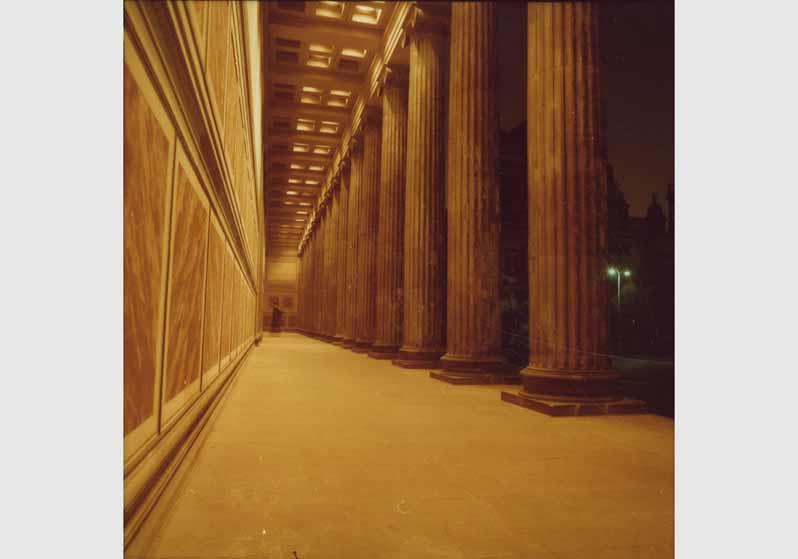 Beleuchtete Vorhalle des Alten Museums mit Blick auf die Skulptur "Karl Friedrich Schinkel" von Johann Friedrich Drake