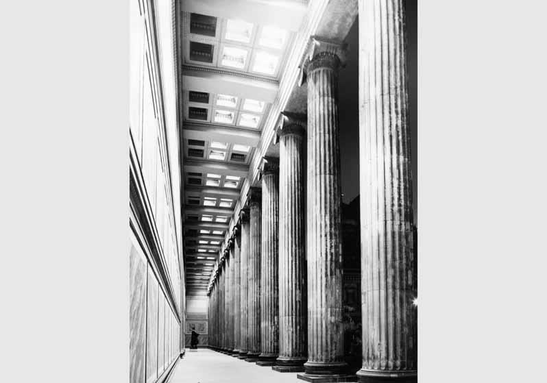 Beleuchtete Vorhalle des Alten Museums mit Blick auf die Skulptur "Karl Friedrich Schinkel" von Johann Friedrich Drake