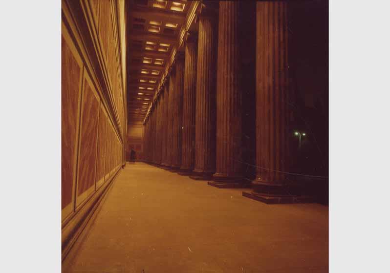 Beleuchtete Vorhalle des Alten Museums mit Blick auf die Skulptur "Karl Friedrich Schinkel" von Johann Friedrich Drake