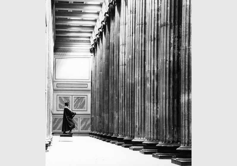 Beleuchtete Vorhalle des Alten Museums mit Blick auf die Skulptur "Karl Friedrich Schinkel" von Johann Friedrich Drake