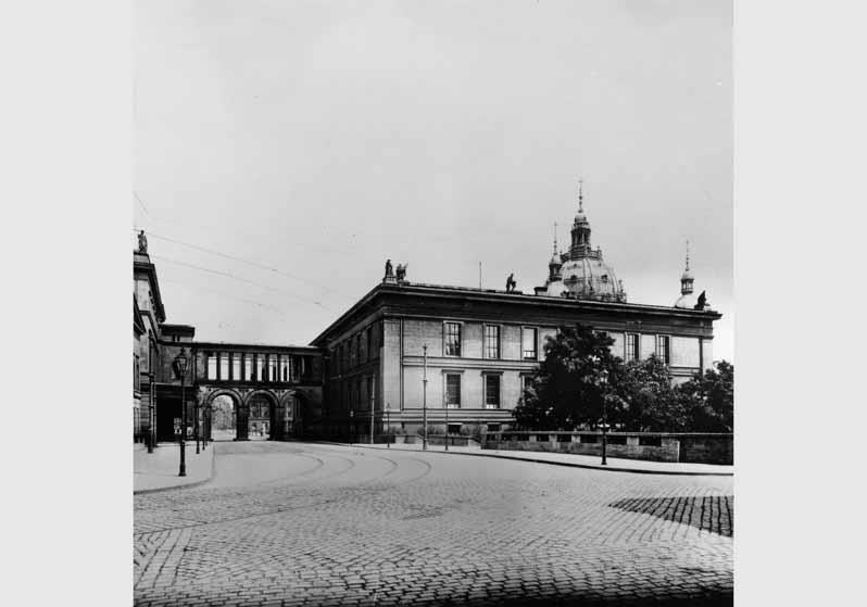 Blick vom Kupfergraben auf das Neue Museum mit dem Übergang zum Alten Museum