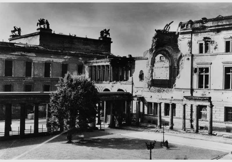 Blick von der Nationalgalerie auf die zerstörte Fassade des Neuen Museums, den Übergang und das Alte Museum