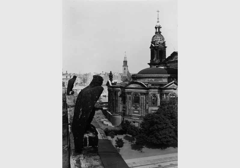 Zwei Adler von Christian Friedrich Tieck auf dem Dach des Alten Museums mit Blick auf den Berliner Dom
