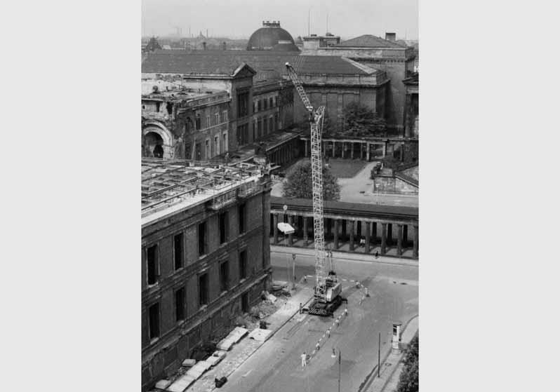 Blick vom Berliner Dom auf das eingerüstete Dach des Alten Museums und die Museumsinsel