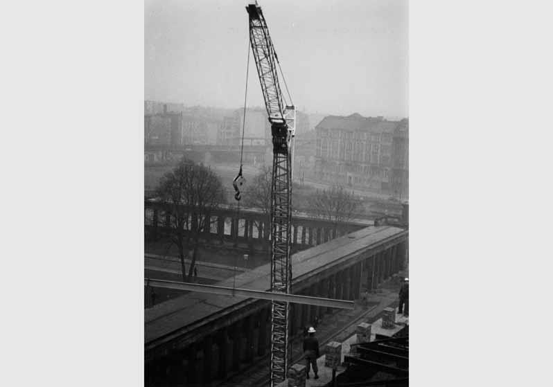 Bauarbeiten am Dach des Alten Museums vor dem Hintergrund der Kolonnaden