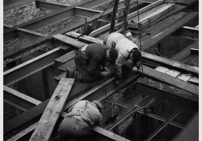 Bauarbeiter bei der Montage der Dachkonstruktion am Alten Museum