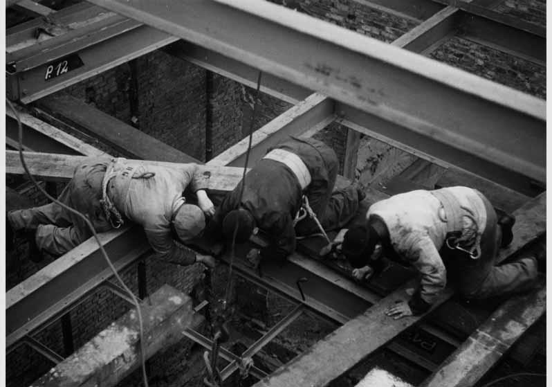 Bauarbeiter bei der Montage der Dachkonstruktion am Alten Museum