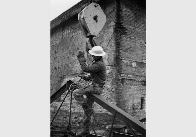Bauarbeiter bei der Montage der Dachkonstruktion am Alten Museum