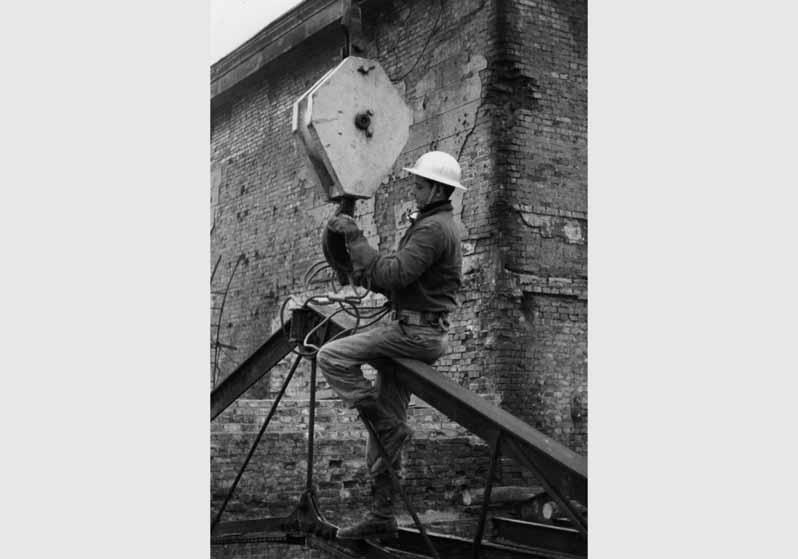 Bauarbeiter bei der Montage der Dachkonstruktion am Alten Museum