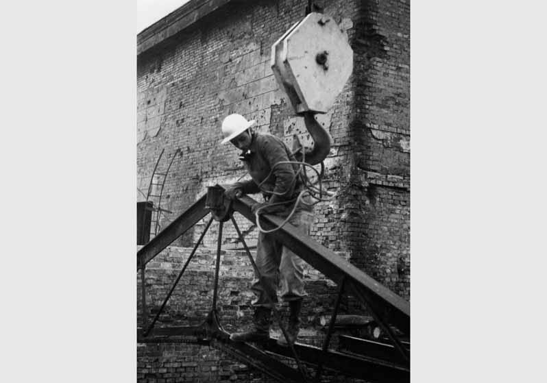 Bauarbeiter bei der Montage der Dachkonstruktion am Alten Museum