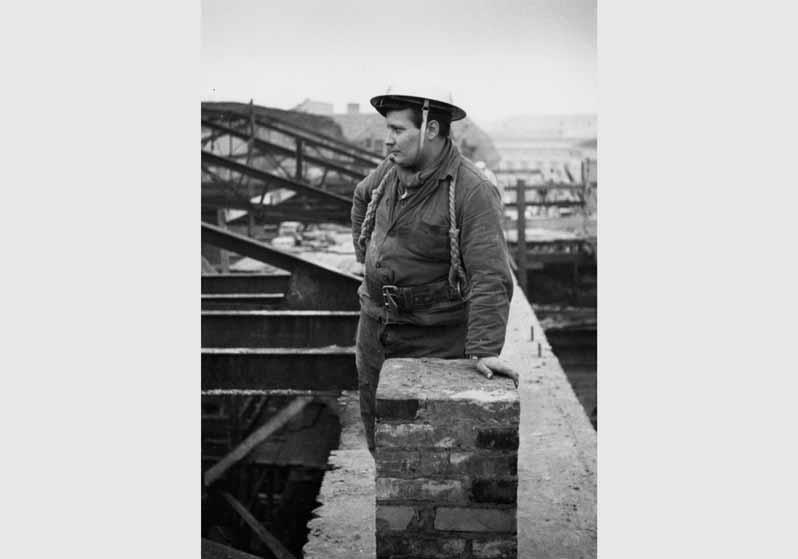 Bauarbeiter auf dem Dach des Alten Museums während der Montage der Dachkonstruktion