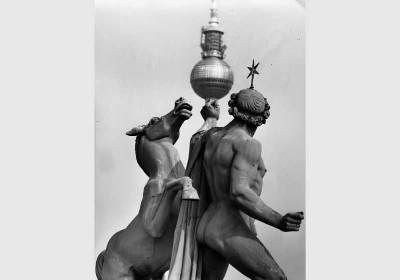 Blick auf die Statue "Rossbändiger" von Christian Friedrich Tieck auf dem Dach des Alten Museums vor dem Hintergrund des Fernsehturms