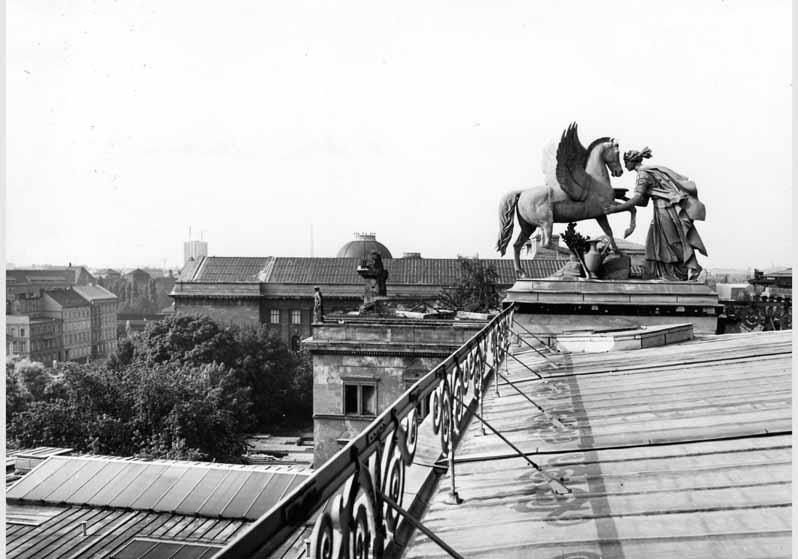 Blick auf die Gruppe "Grazie und Pegasus" von Hugo Hagen auf dem Dach des Alten Museums