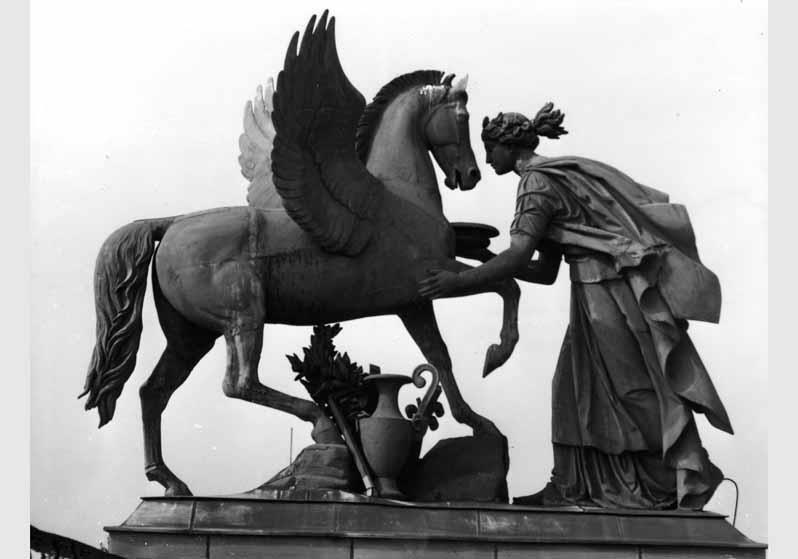 Blick auf die Gruppe "Grazie und Pegasus" von Hugo Hagen auf dem Dach des Alten Museums