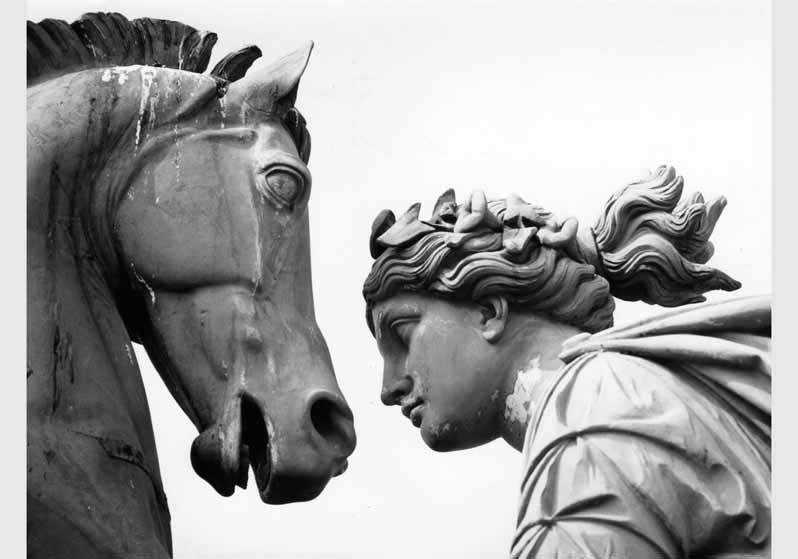 Blick auf die Gruppe "Grazie und Pegasus" von Hugo Hagen auf dem Dach des Alten Museums