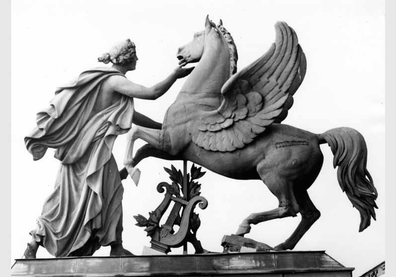 Blick auf die Gruppe "Muse, Pegasus labend" von Hermann Schievelbein auf dem Dach des Alten Museums