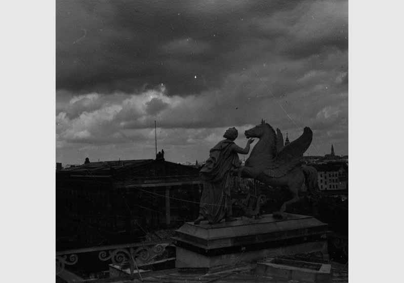 Blick auf die Gruppe "Muse, Pegasus labend" von Hermann Schievelbein auf dem Dach des Alten Museums vor dem Hintergrund der Nationalgalerie