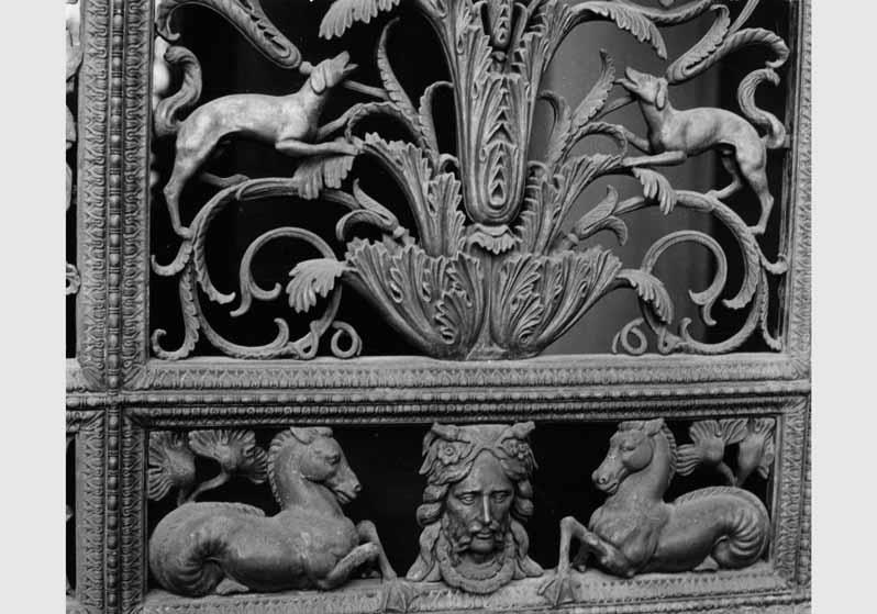 Nahaufnahme einer Bronzetür im Alten Museum