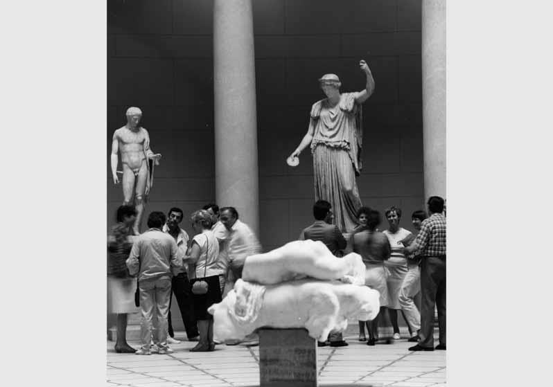 Besucher in der Rotunde des Alten Museums
