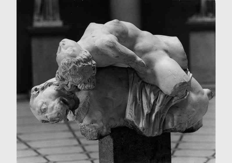 Blick auf die Skulptur "Bacchantin auf dem Panther" von Theodor Kalide in der Rotunde des Alten Museums