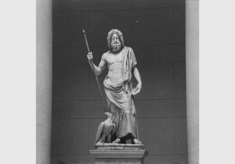 Blick auf die Statue des "Zeus" in der Rotunde des Alten Museums