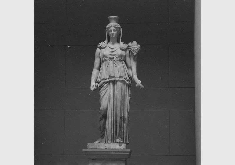 Blick auf die Statue der "Tyche" in der Rotunde des Alten Museums