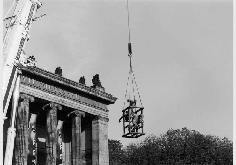 Demontage der Statue "Rossbändiger" von Christian Friedrich Tieck vom Dach des Alten Museums