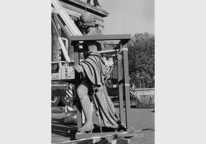 Demontage der Statue "Rossbändiger" von Christian Friedrich Tieck vom Dach des Alten Museums
