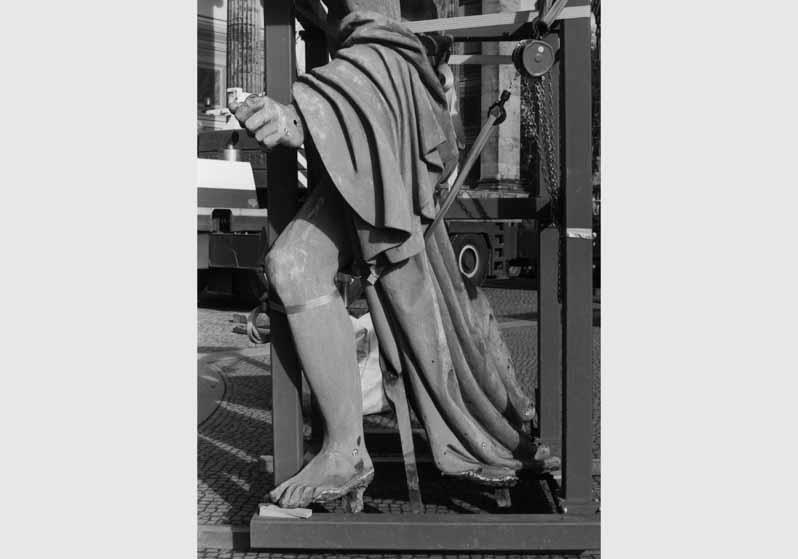 Demontage der Statue "Rossbändiger" von Christian Friedrich Tieck vom Dach des Alten Museums