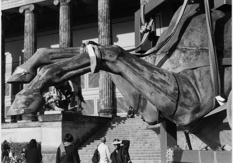 Demontage der Statue "Rossbändiger" von Christian Friedrich Tieck vom Dach des Alten Museums