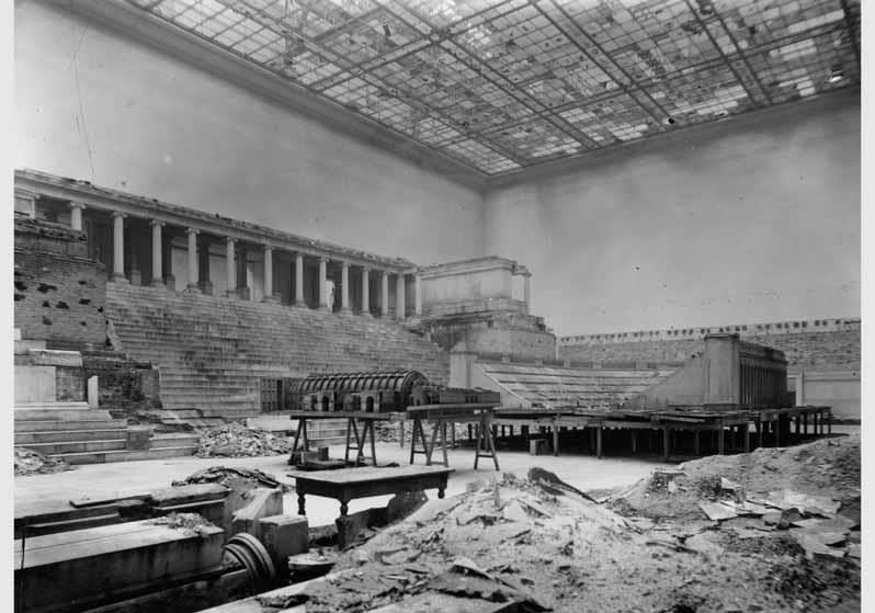 Blick in den zerstörten Pergamonsaal im Pergamonmuseum