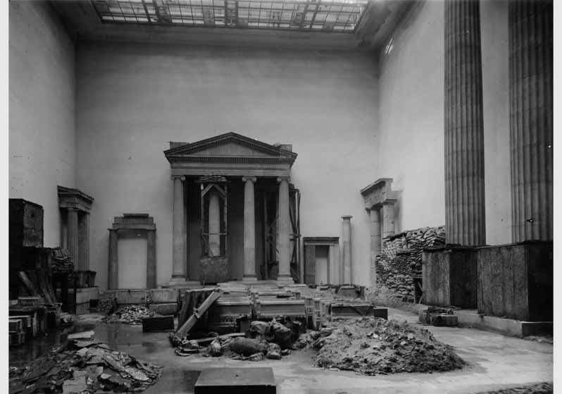 Blick in den zum Teil zerstörten Architektursaal im Pergamonmuseum