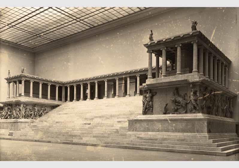 Blick auf den Pergamonaltar im Pergamonmuseum