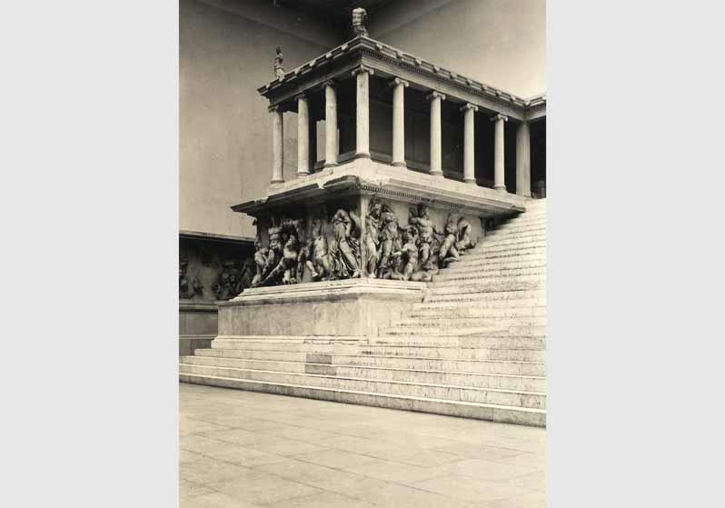 Blick auf den Pergamonaltar im Pergamonmuseum