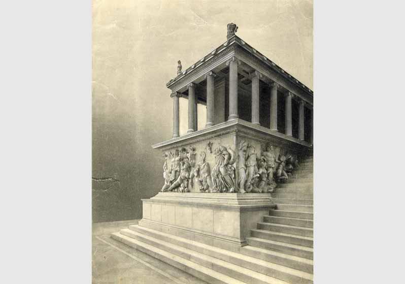 Blick auf den Pergamonaltar im Pergamonmuseum