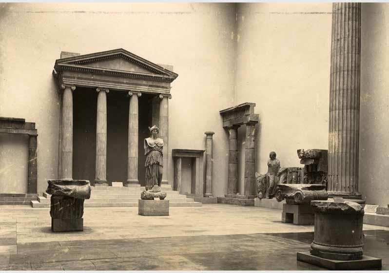 Blick in den Saal der hellenistischen Architektur im Pergamonmuseum