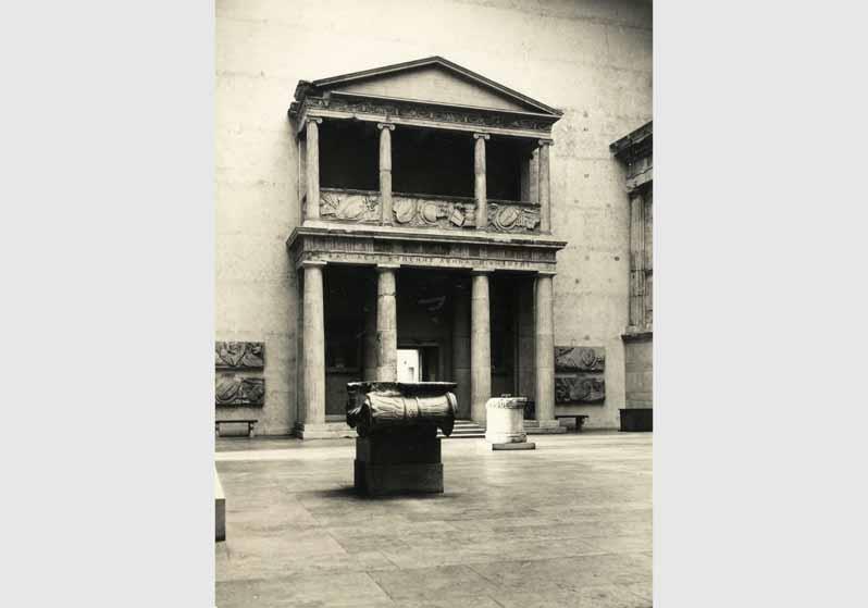 Blick in den Saal der hellenistischen Architektur im Pergamonmuseum