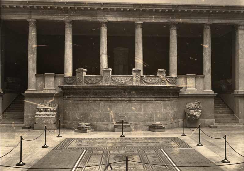 Blick in den Saal der römischen Architektur im Pergamonmuseum
