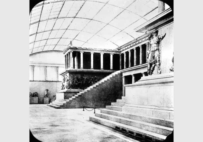 Blick auf den Pergamonaltar im Alten Pergamonmuseum