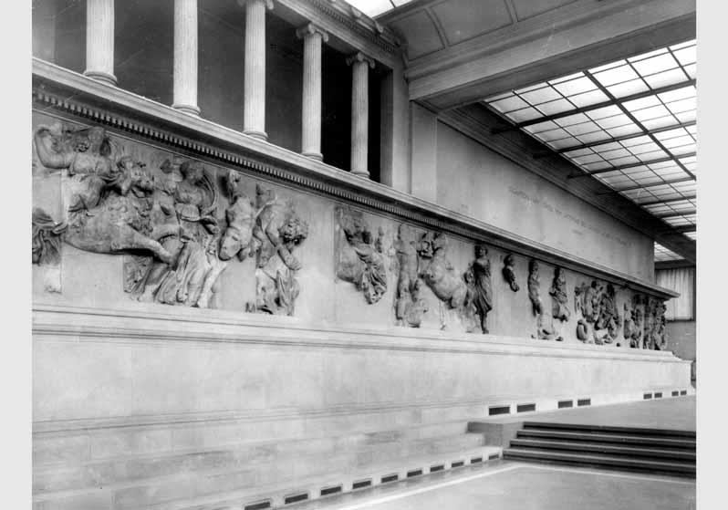 Blick auf den Pergamonfries im Alten Pergamonmuseum
