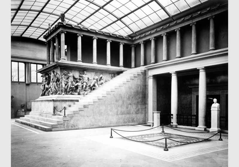 Blick auf den Pergamonaltar im Alten Pergamonmuseum