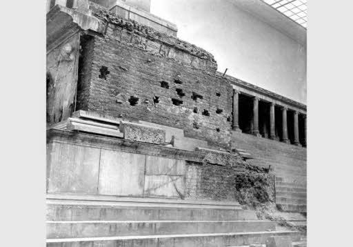 Blick auf den zum Teil zerstörten Pergamonaltar im Pergamonmuseum