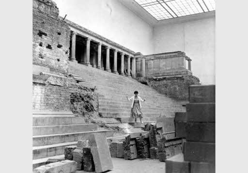 Blick auf den zum Teil zerstörten Pergamonaltar im Pergamonmuseum
