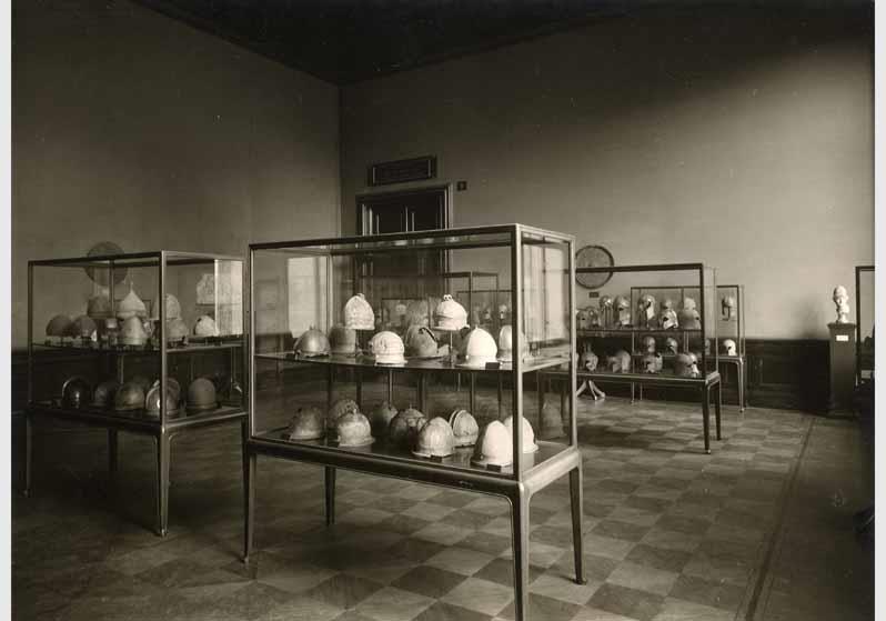 Aufstellung der Antikensammlung im Alten Museum, Antiquarium, Saal 2, Sammlung antiker Helme