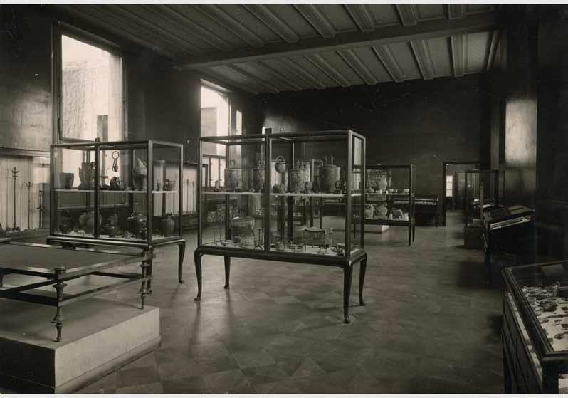 Aufstellung der Antikensammlung im Alten Museum, Antiquarium, Saal 6, Bronzegeräte und Gefäße aus Pergamon und Priene