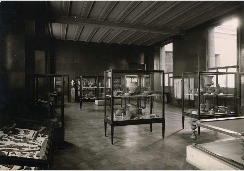 Aufstellung der Antikensammlung im Alten Museum, Antiquarium, Saal 6, Bronzegeräte und Gefäße aus Pergamon und Priene
