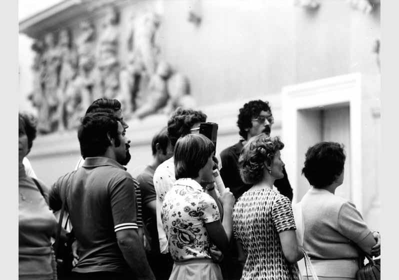 Besucher im Pergamonsaal im Pergamonmuseum