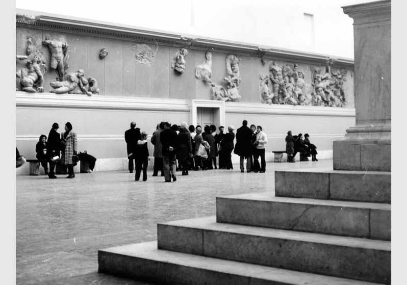 Besucher im Pergamonsaal im Pergamonmuseum